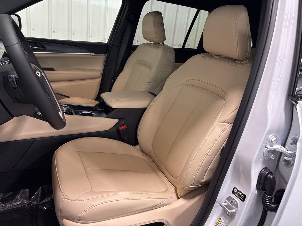 new 2025 Jeep Grand Cherokee car, priced at $46,306