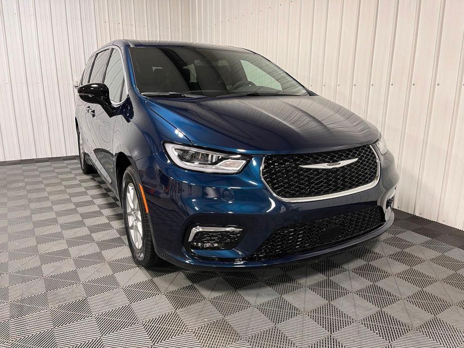 new 2025 Chrysler Pacifica car, priced at $44,640