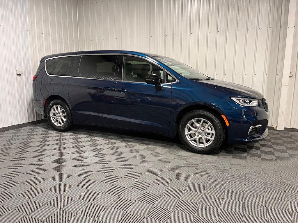 new 2025 Chrysler Pacifica car, priced at $44,640