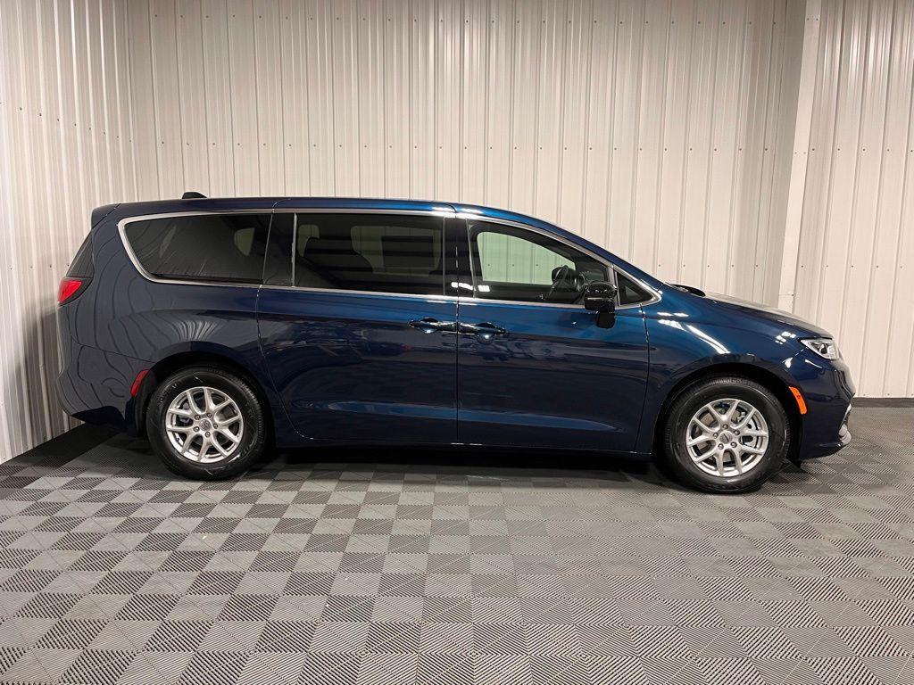 new 2025 Chrysler Pacifica car, priced at $44,640