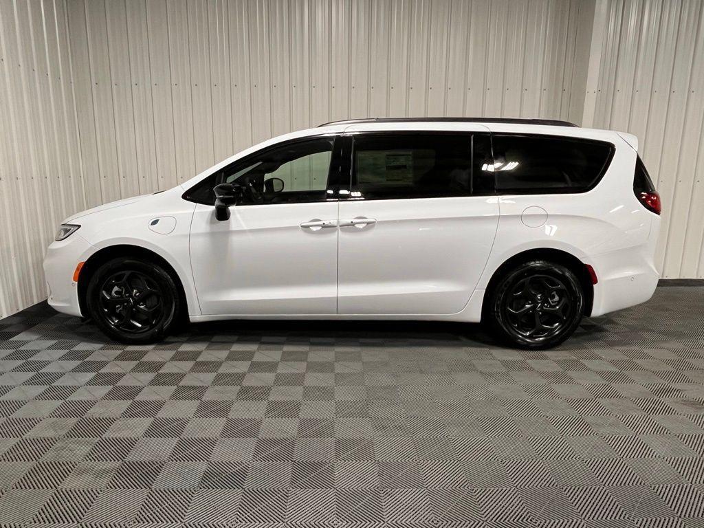 new 2025 Chrysler Pacifica Hybrid car, priced at $59,780