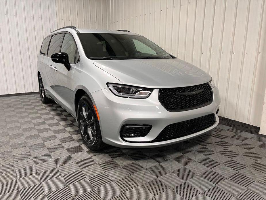 new 2024 Chrysler Pacifica car, priced at $44,604