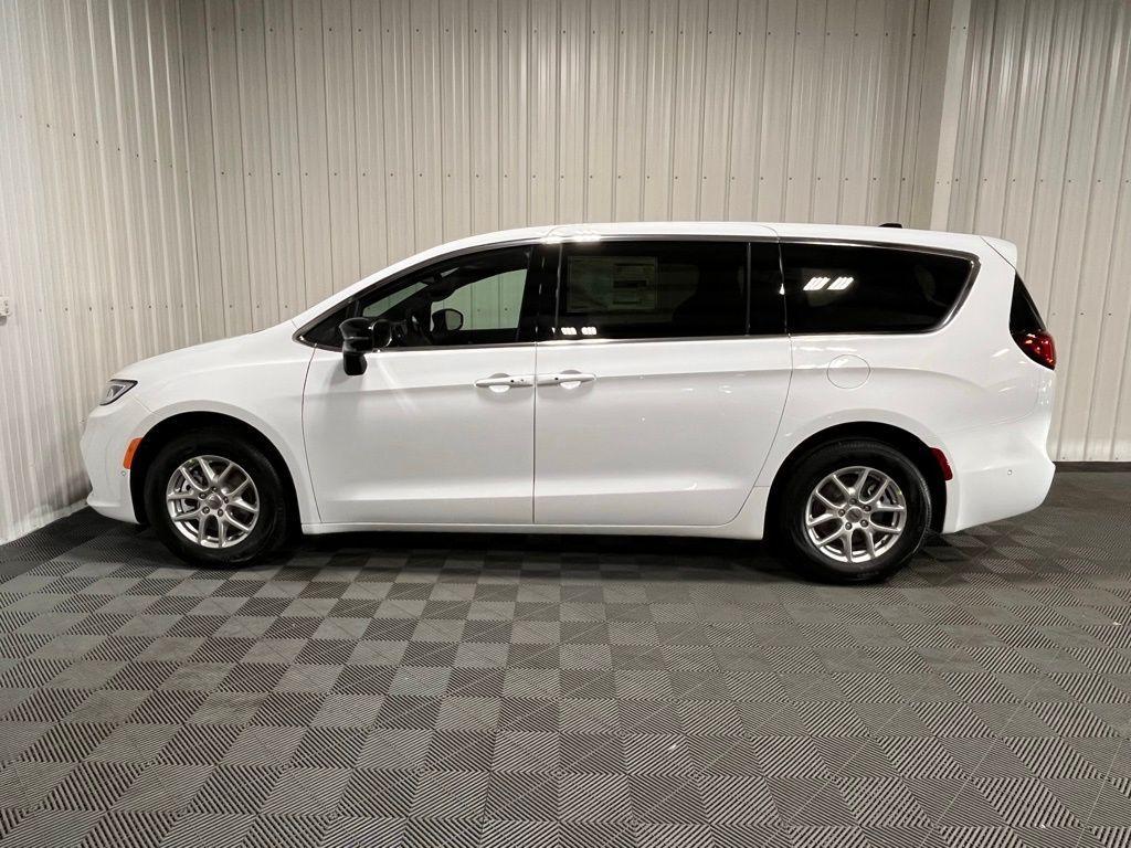 new 2025 Chrysler Pacifica car, priced at $45,425