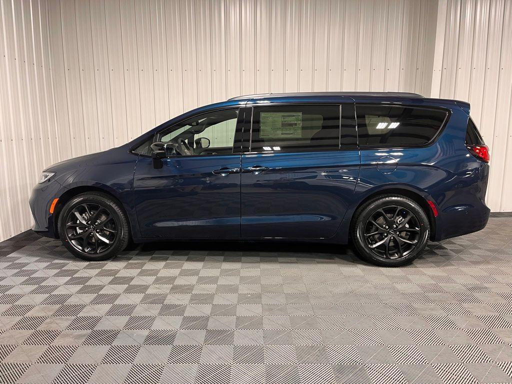 new 2025 Chrysler Pacifica car, priced at $53,040