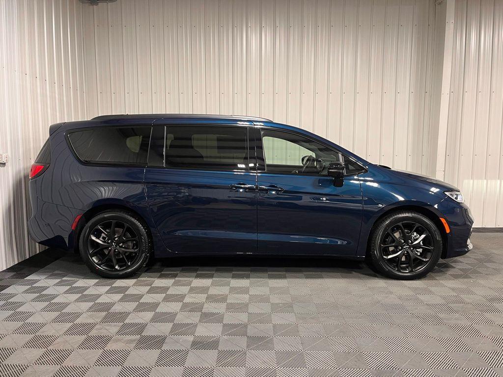 new 2025 Chrysler Pacifica car, priced at $53,040