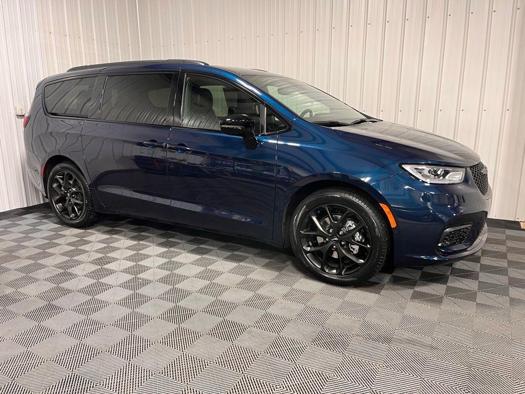 new 2025 Chrysler Pacifica car, priced at $53,040