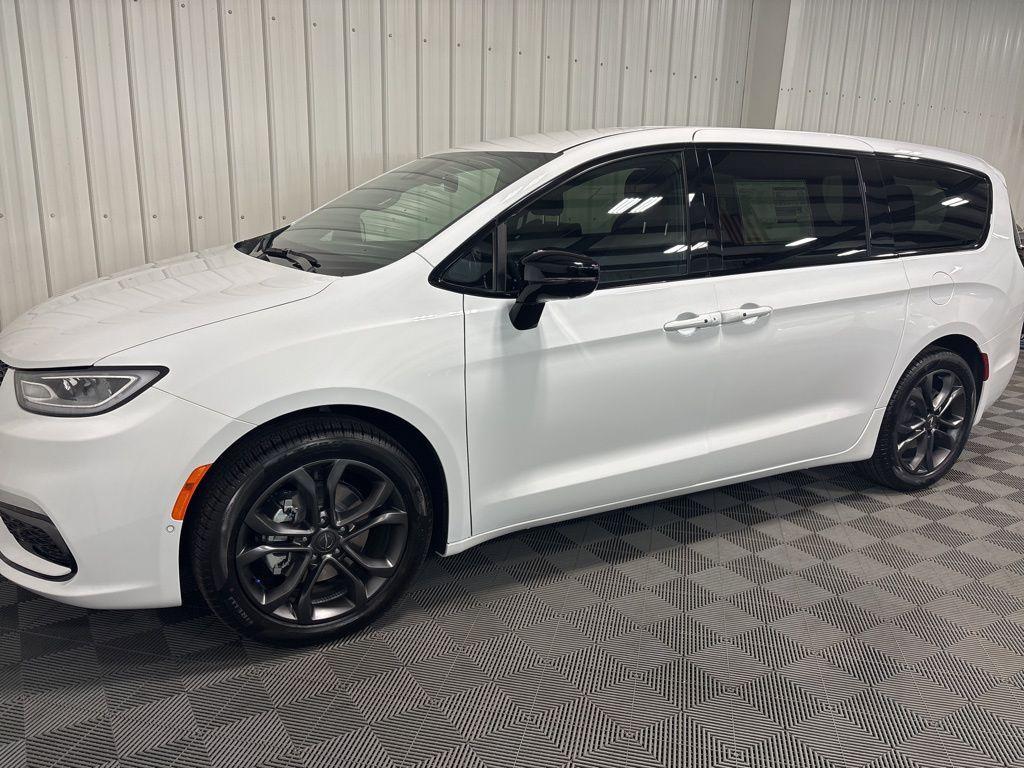 new 2026 Chrysler Pacifica car, priced at $46,385