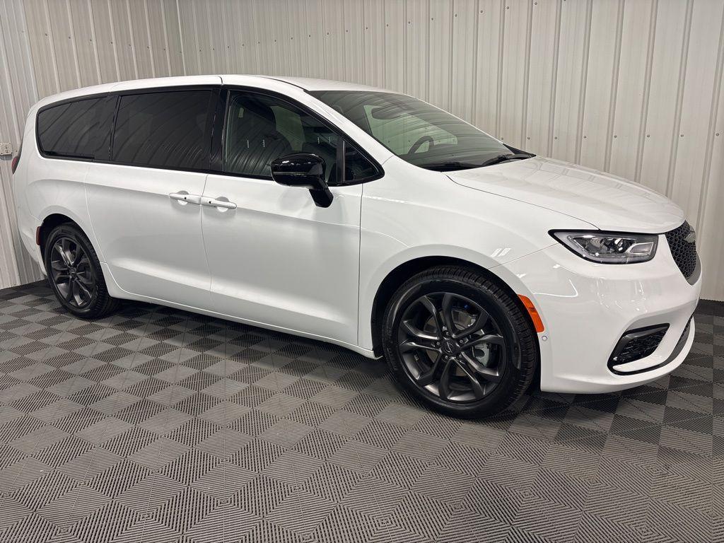 new 2026 Chrysler Pacifica car, priced at $46,385