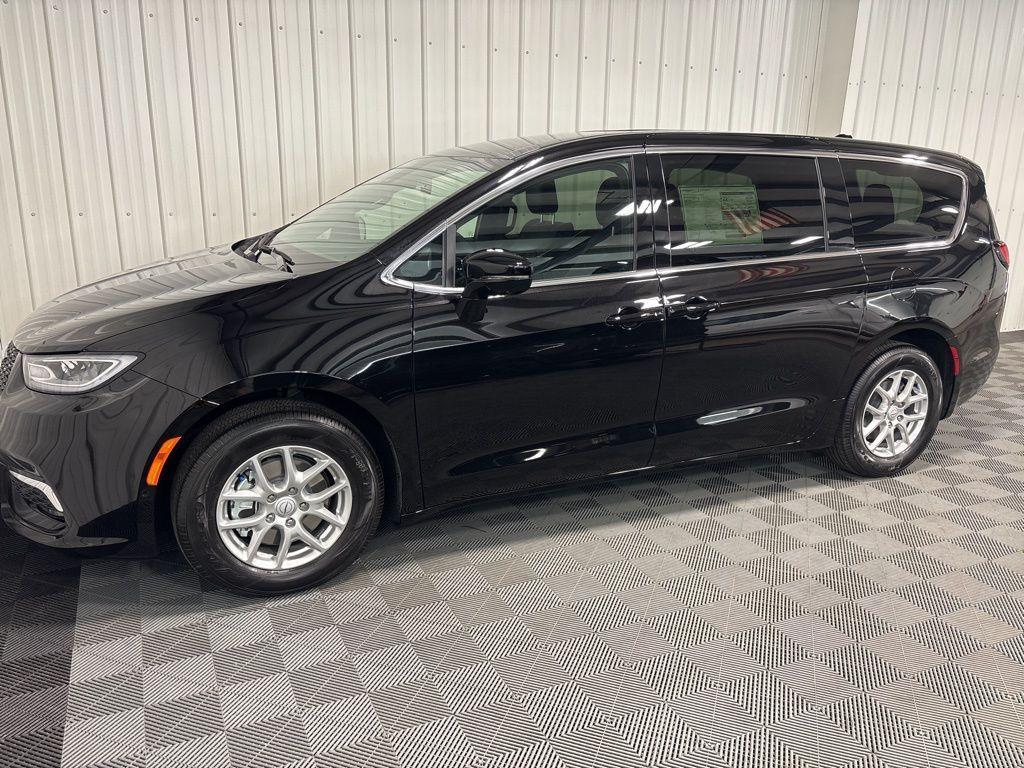 new 2025 Chrysler Pacifica car, priced at $42,691