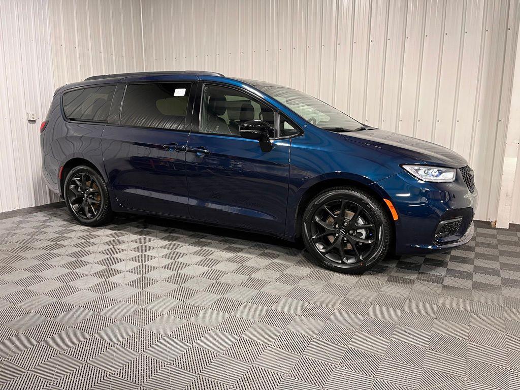 new 2025 Chrysler Pacifica car, priced at $56,365