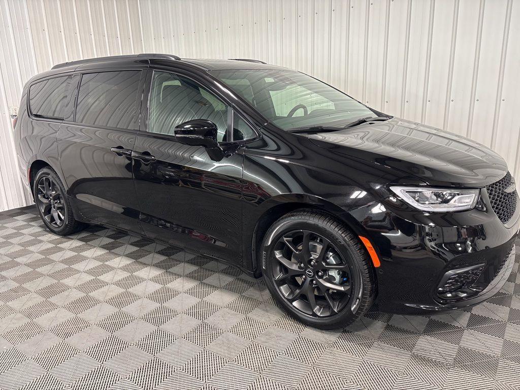 new 2026 Chrysler Pacifica car, priced at $52,882