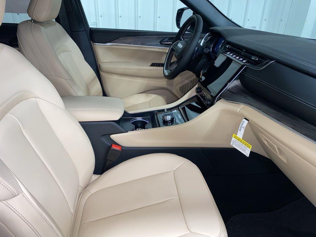 new 2025 Jeep Grand Cherokee car, priced at $47,202