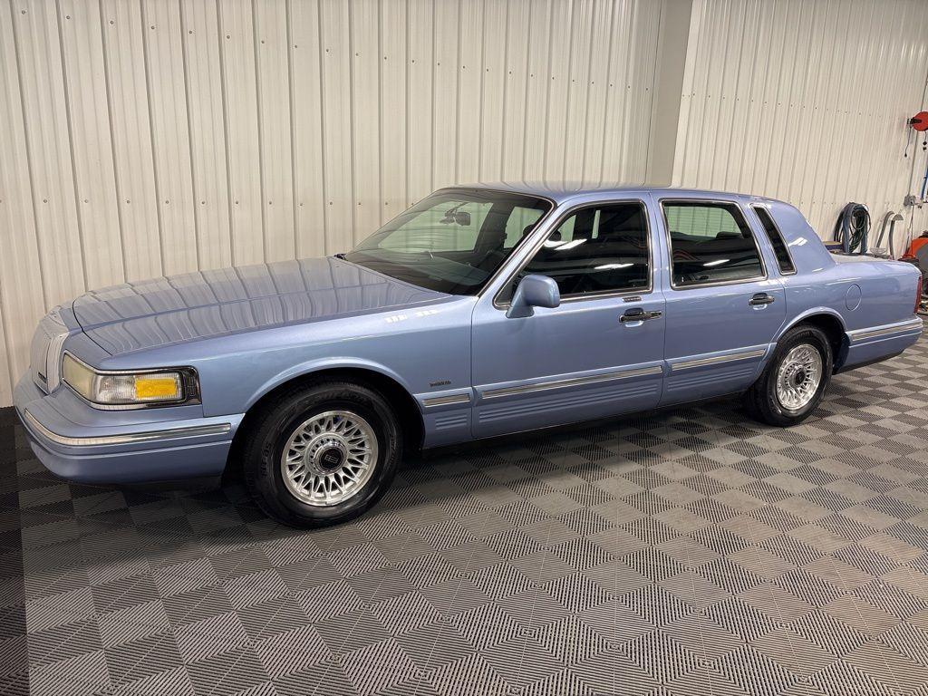 used 1995 Lincoln Town Car car, priced at $6,500
