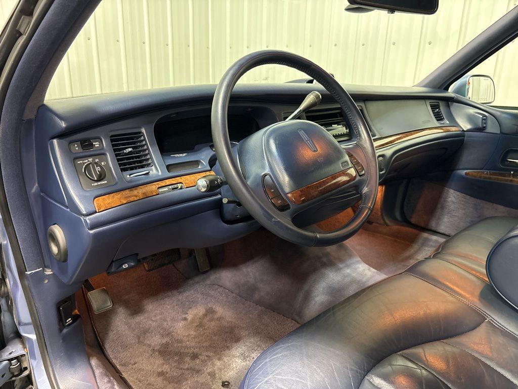 used 1995 Lincoln Town Car car, priced at $6,500