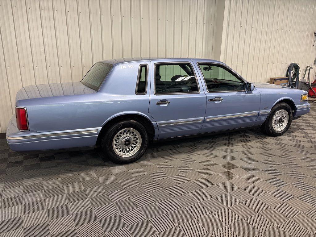 used 1995 Lincoln Town Car car, priced at $6,500