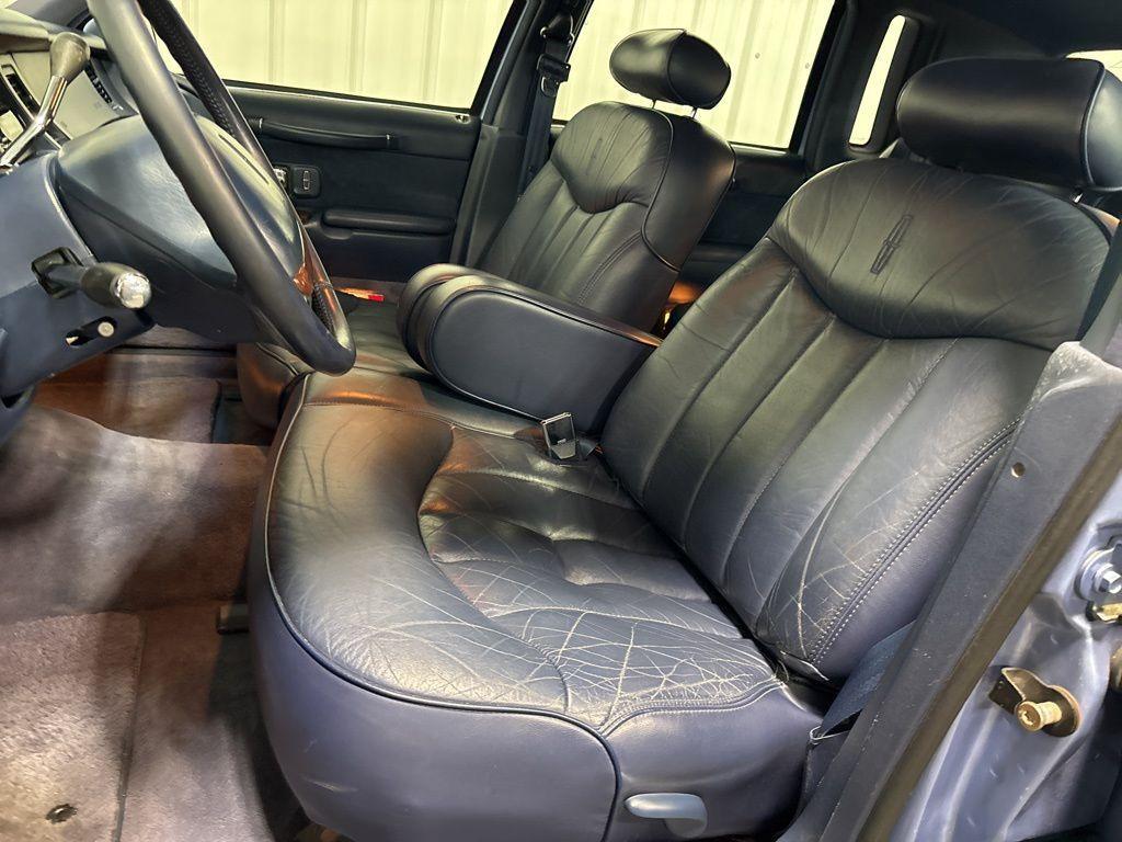 used 1995 Lincoln Town Car car, priced at $6,500