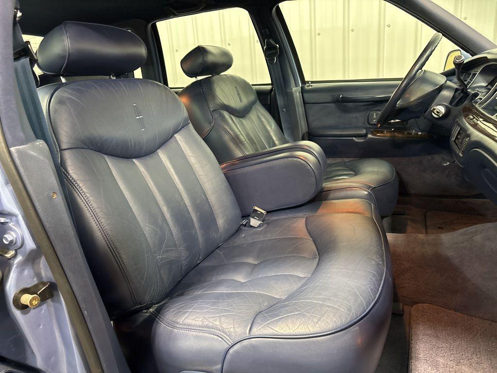 used 1995 Lincoln Town Car car, priced at $6,500