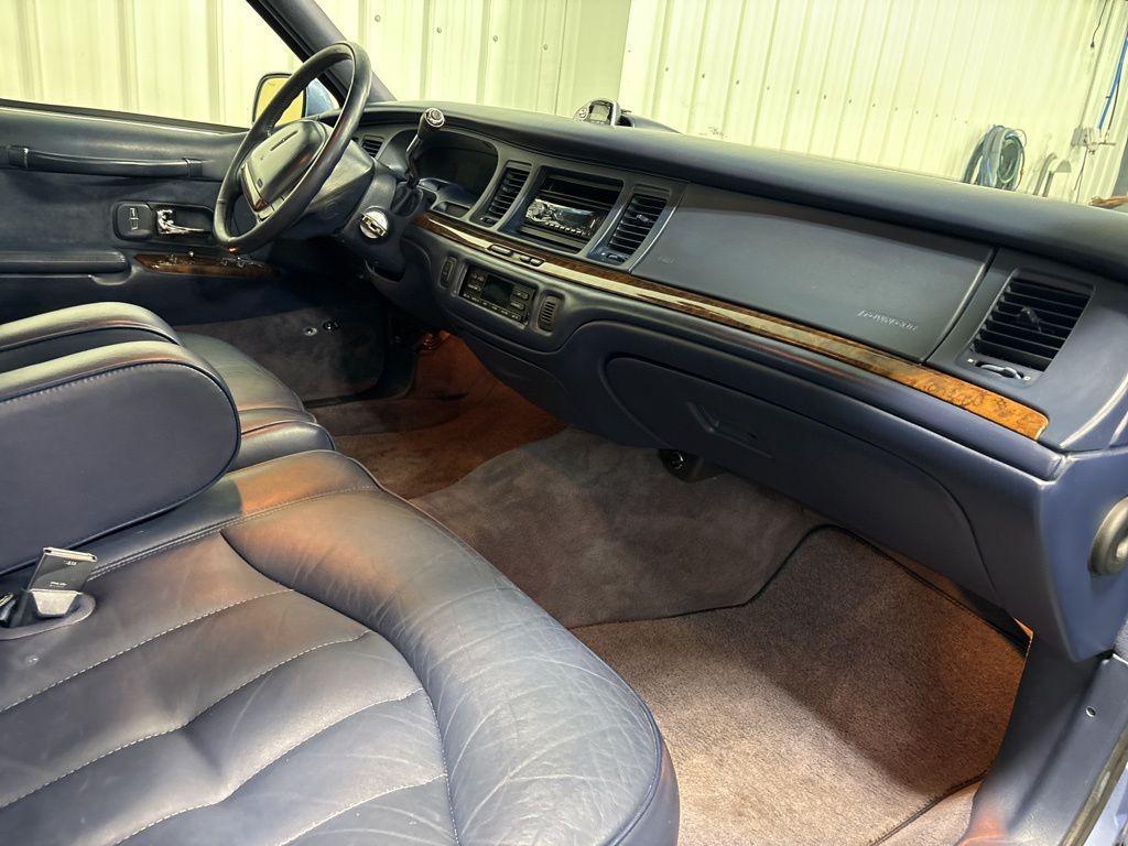 used 1995 Lincoln Town Car car, priced at $6,500