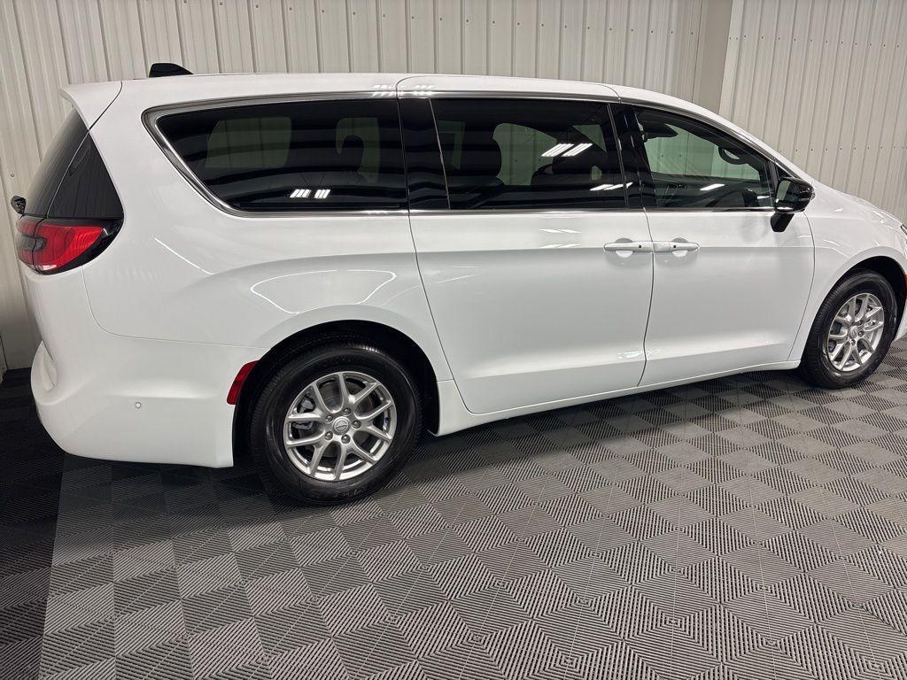 new 2025 Chrysler Pacifica car, priced at $44,828
