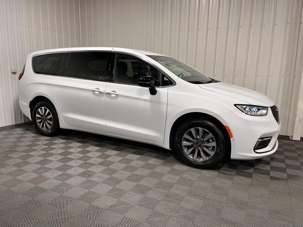 new 2025 Chrysler Pacifica Hybrid car, priced at $54,030