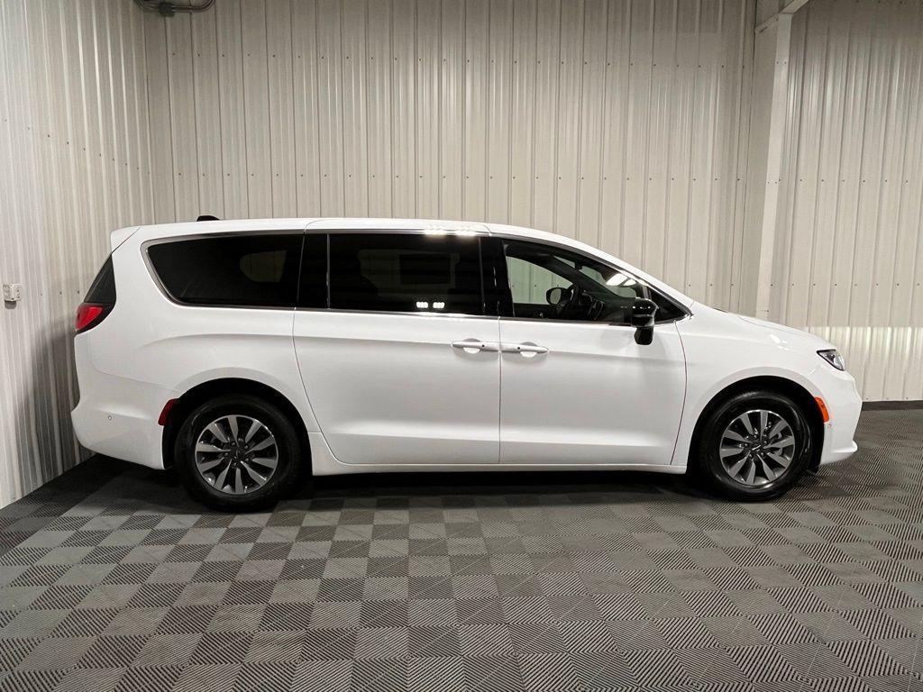 new 2025 Chrysler Pacifica Hybrid car, priced at $54,030