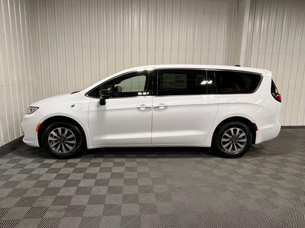 new 2025 Chrysler Pacifica Hybrid car, priced at $54,030