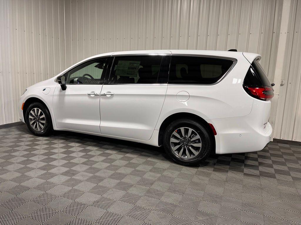 new 2025 Chrysler Pacifica Hybrid car, priced at $54,030