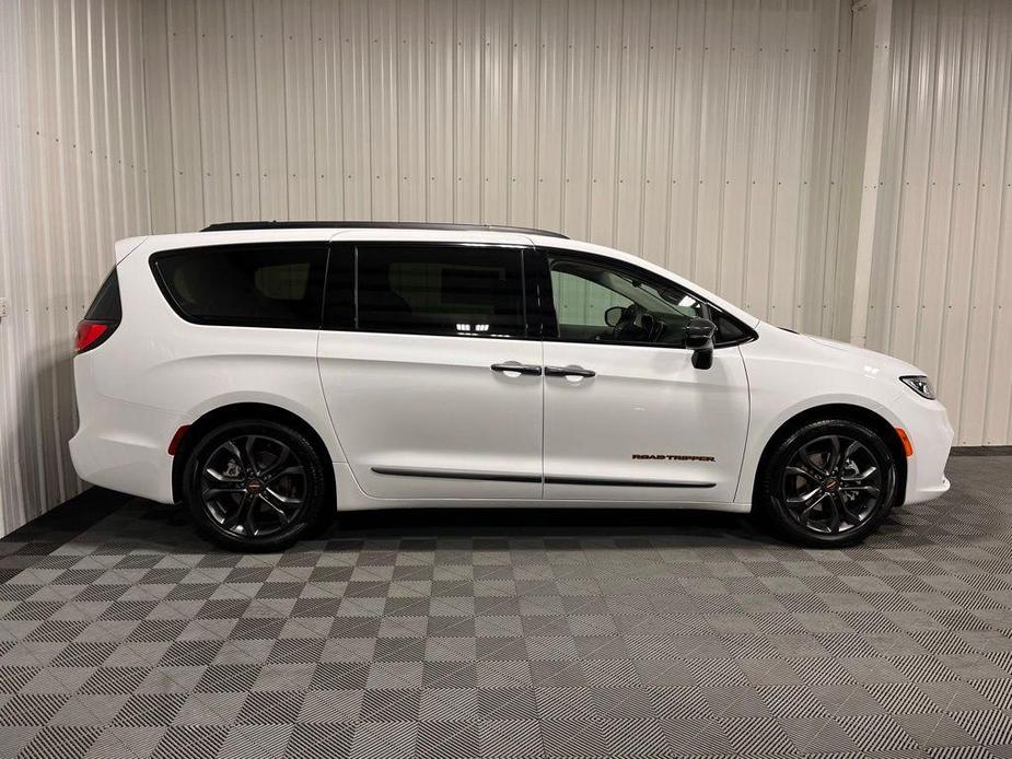 new 2024 Chrysler Pacifica car, priced at $44,464