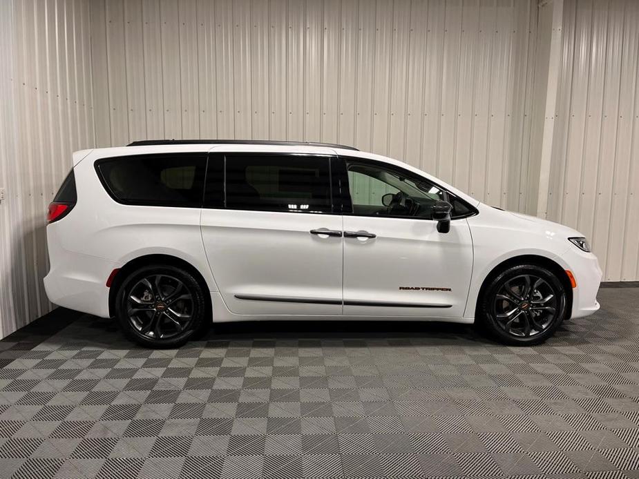 new 2024 Chrysler Pacifica car, priced at $45,550