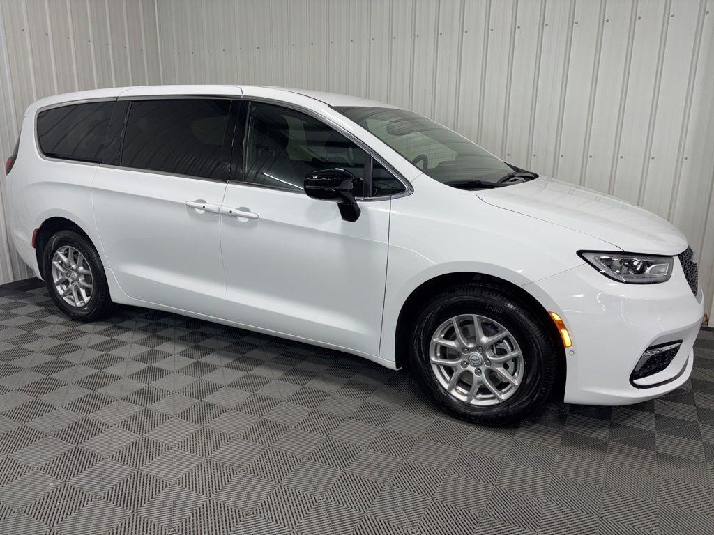 new 2025 Chrysler Pacifica car, priced at $45,725