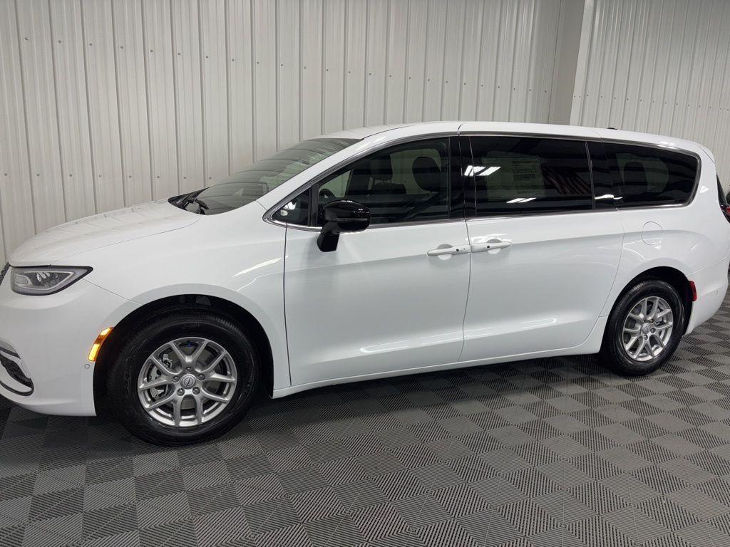 new 2025 Chrysler Pacifica car, priced at $45,725