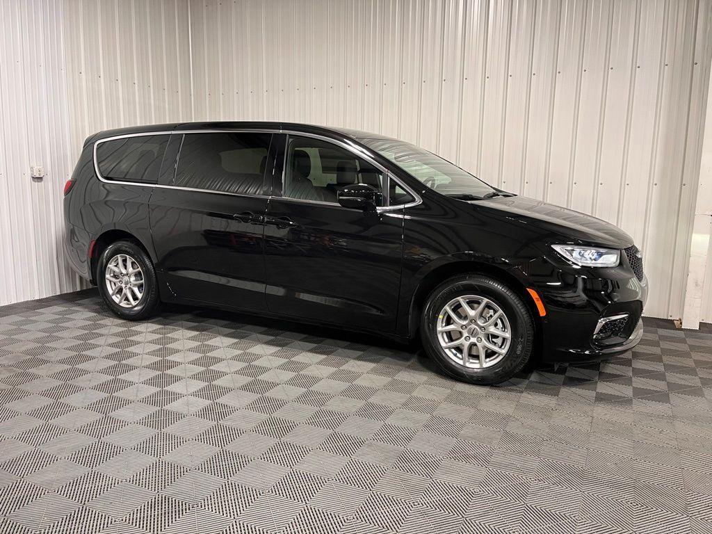 new 2025 Chrysler Pacifica car, priced at $45,425