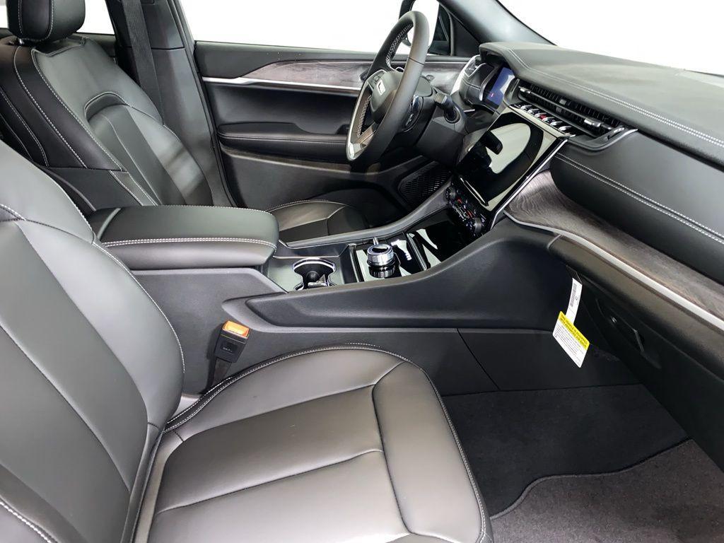 new 2025 Jeep Grand Cherokee car, priced at $47,738