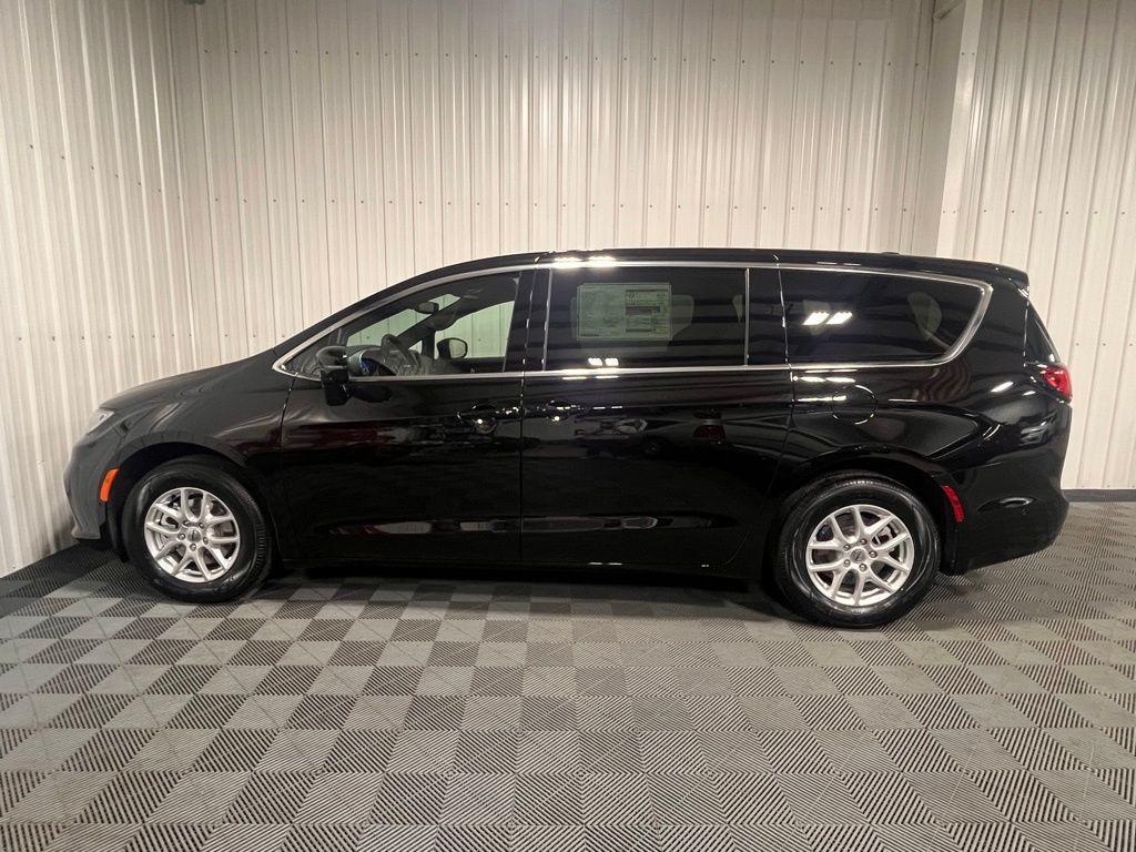 new 2025 Chrysler Pacifica car, priced at $45,425