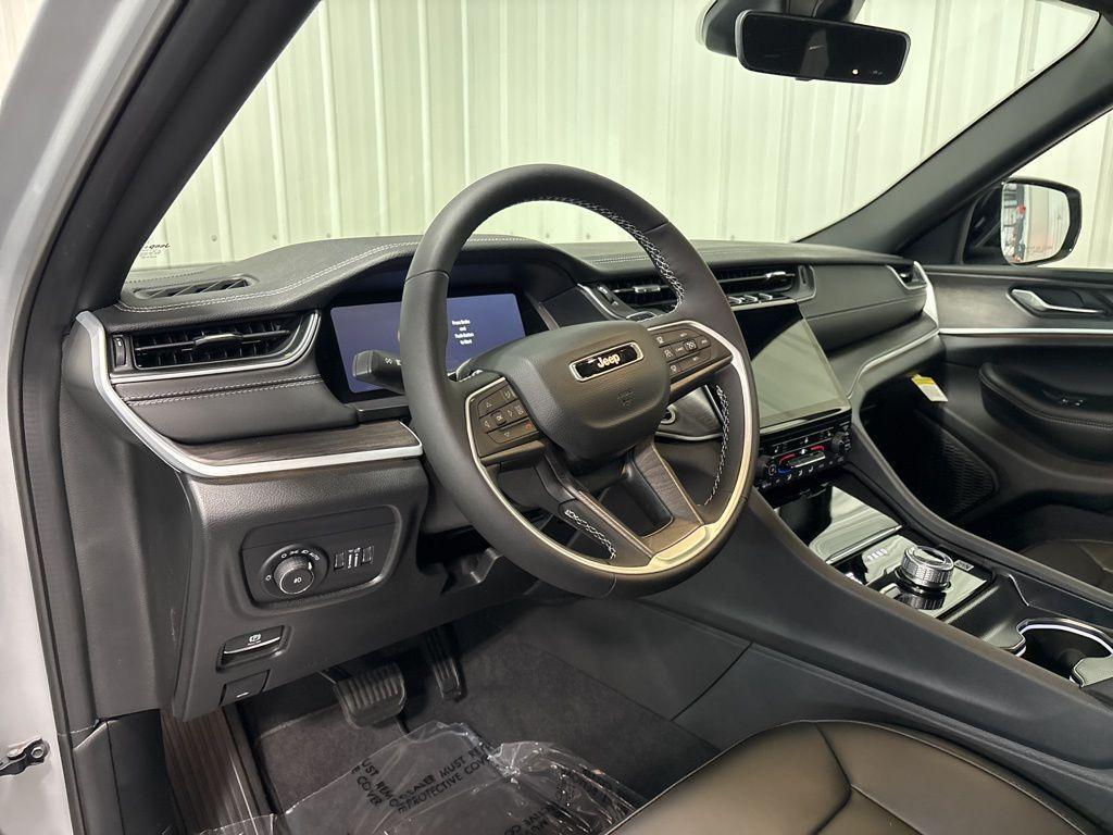 new 2025 Jeep Grand Cherokee car, priced at $47,738