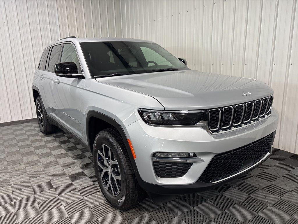 new 2025 Jeep Grand Cherokee car, priced at $47,738