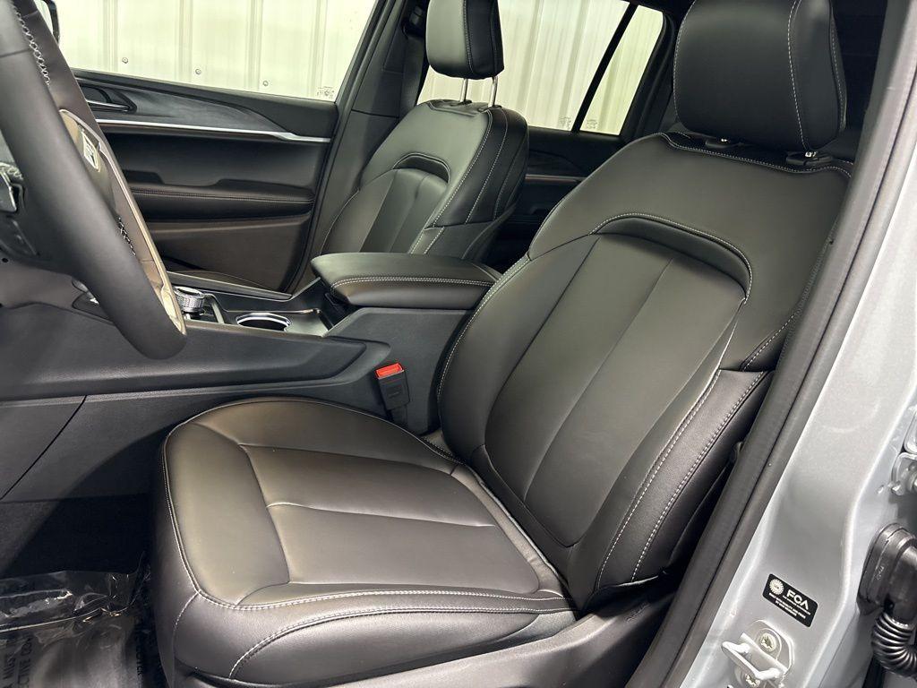 new 2025 Jeep Grand Cherokee car, priced at $47,738