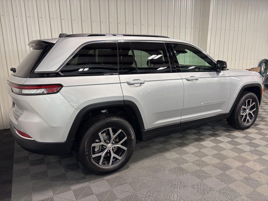 new 2025 Jeep Grand Cherokee car, priced at $47,738