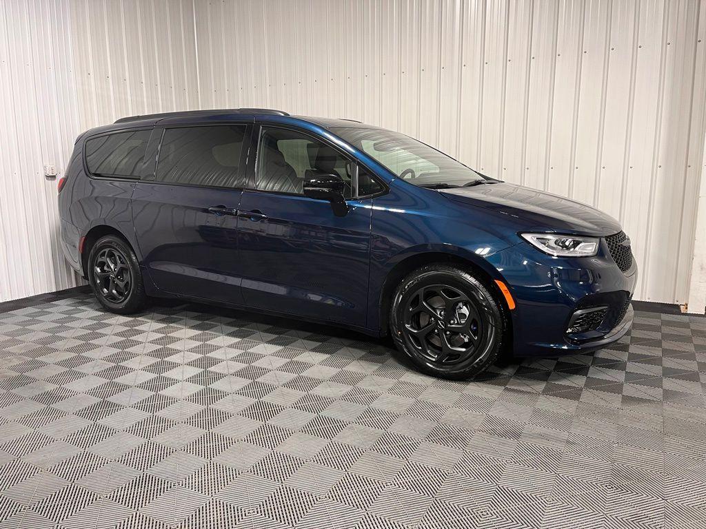 new 2025 Chrysler Pacifica Hybrid car, priced at $60,275