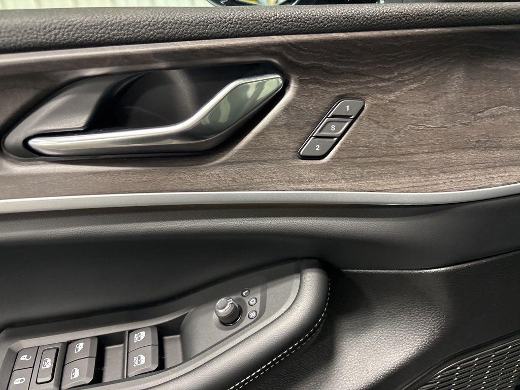 new 2025 Jeep Grand Cherokee car, priced at $49,295