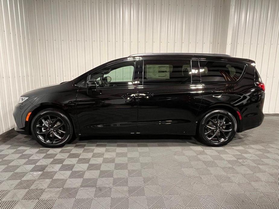 new 2024 Chrysler Pacifica car, priced at $44,428