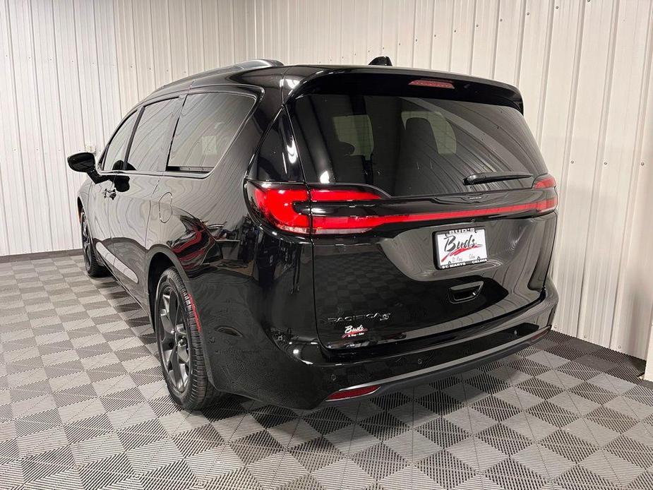 new 2024 Chrysler Pacifica car, priced at $44,428