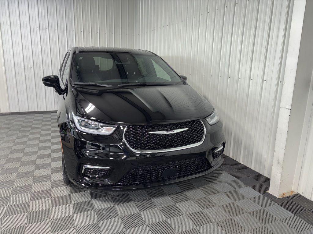 new 2025 Chrysler Pacifica car, priced at $45,725