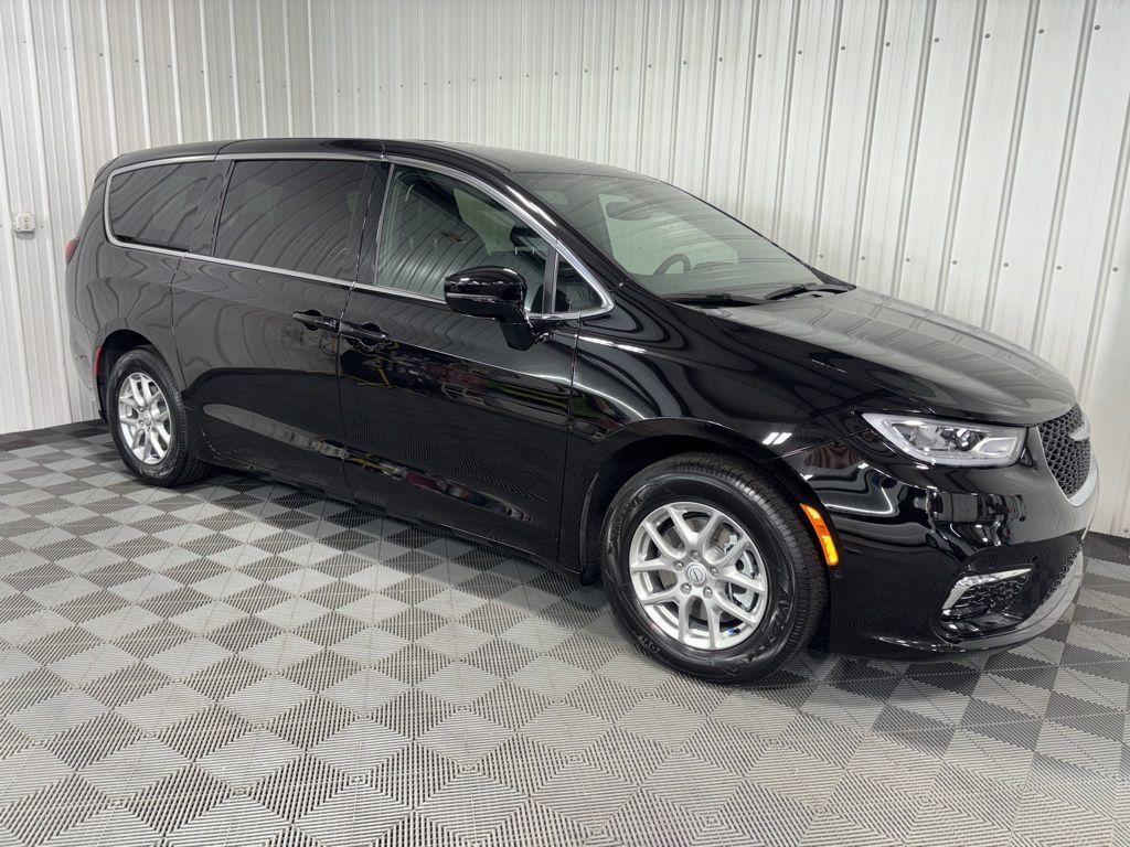 new 2025 Chrysler Pacifica car, priced at $45,725