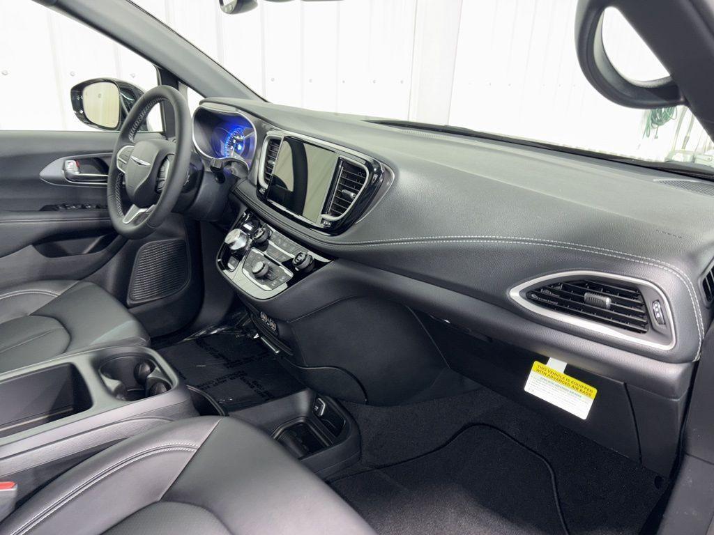 new 2025 Chrysler Pacifica car, priced at $45,725