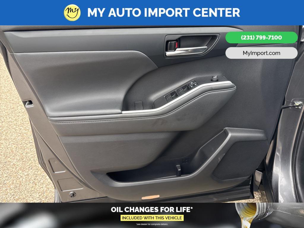 used 2022 Toyota Highlander car, priced at $38,304