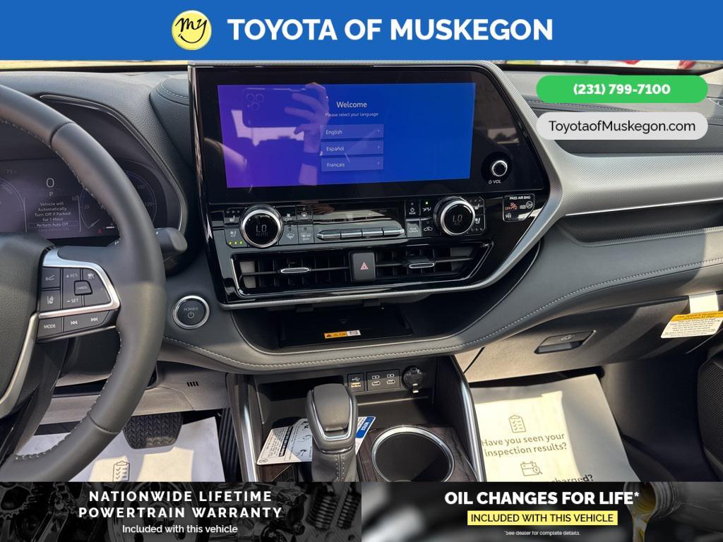 new 2025 Toyota Highlander Hybrid car, priced at $57,886