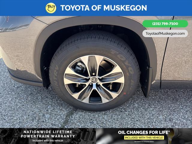 new 2025 Toyota Highlander car, priced at $48,572