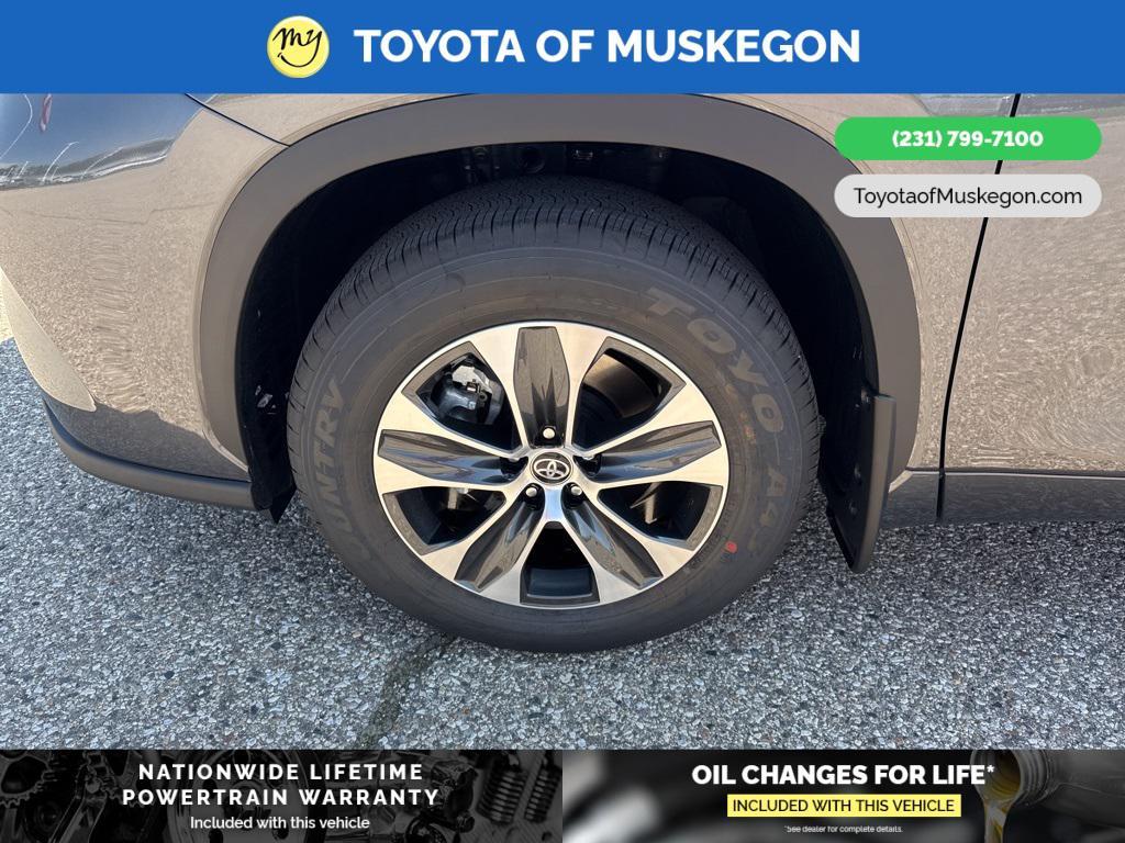 new 2025 Toyota Highlander car, priced at $48,572