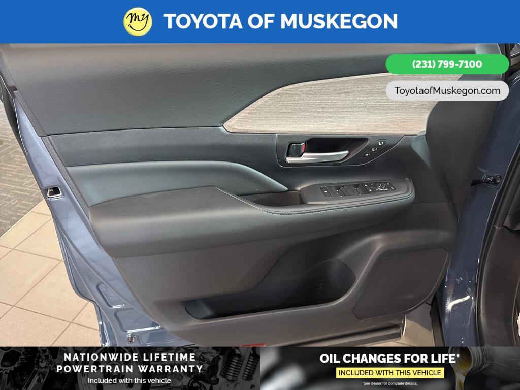 new 2025 Toyota Grand Highlander Hybrid car, priced at $56,882